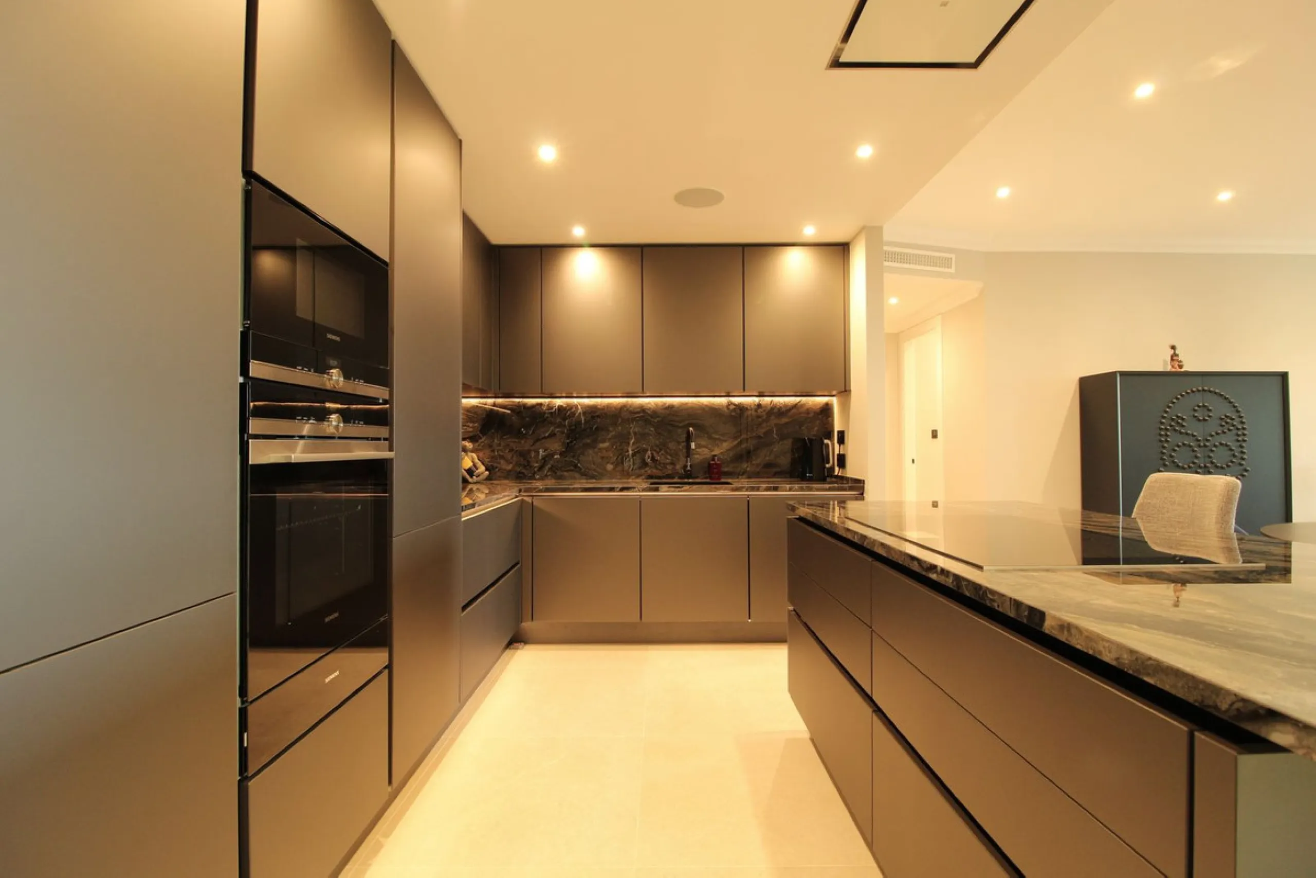This fully renovated apartment is located in the highly sought-after area of Sierra Blanca/Camoján and enjoys rare, breathtaking views over a pine forest valley that stretches uninterrupted to the blue waters of the Mediterranean.