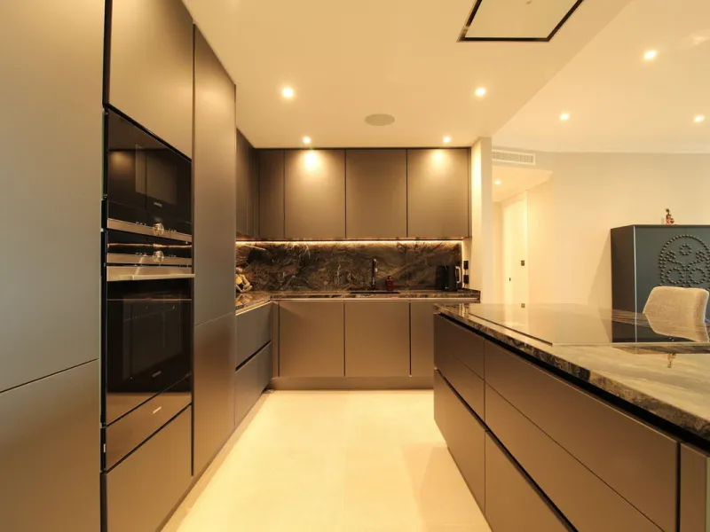 This fully renovated apartment is located in the highly sought-after area of Sierra Blanca/Camoján and enjoys rare, breathtaking views over a pine forest valley that stretches uninterrupted to the blue waters of the Mediterranean.