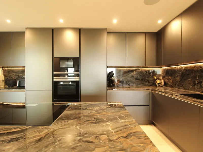 This fully renovated apartment is located in the highly sought-after area of Sierra Blanca/Camoján and enjoys rare, breathtaking views over a pine forest valley that stretches uninterrupted to the blue waters of the Mediterranean.