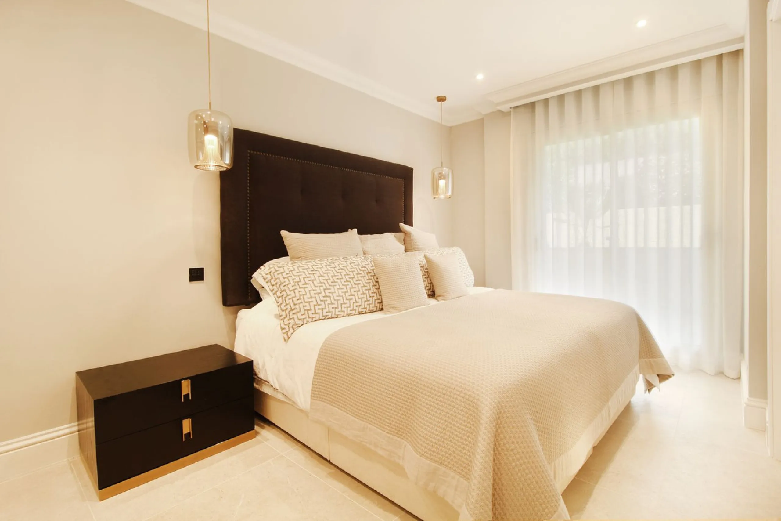 This fully renovated apartment is located in the highly sought-after area of Sierra Blanca/Camoján and enjoys rare, breathtaking views over a pine forest valley that stretches uninterrupted to the blue waters of the Mediterranean.
