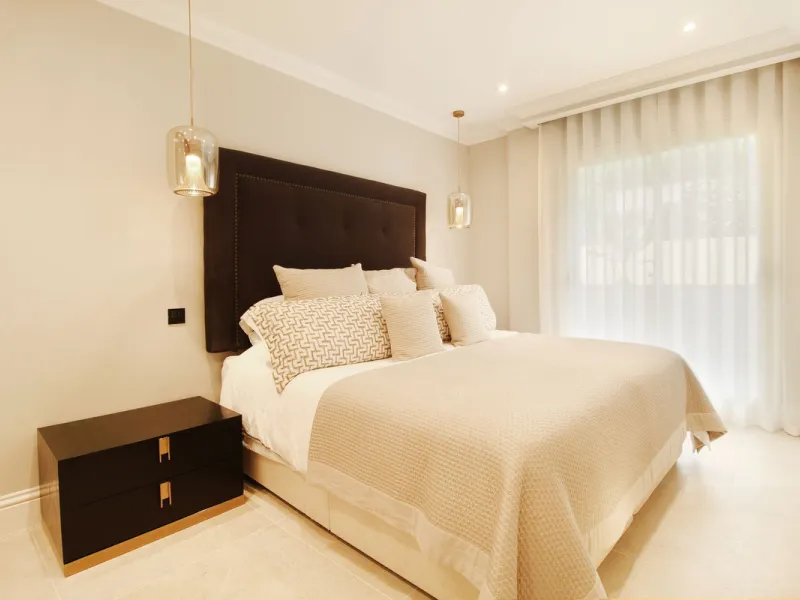 This fully renovated apartment is located in the highly sought-after area of Sierra Blanca/Camoján and enjoys rare, breathtaking views over a pine forest valley that stretches uninterrupted to the blue waters of the Mediterranean.