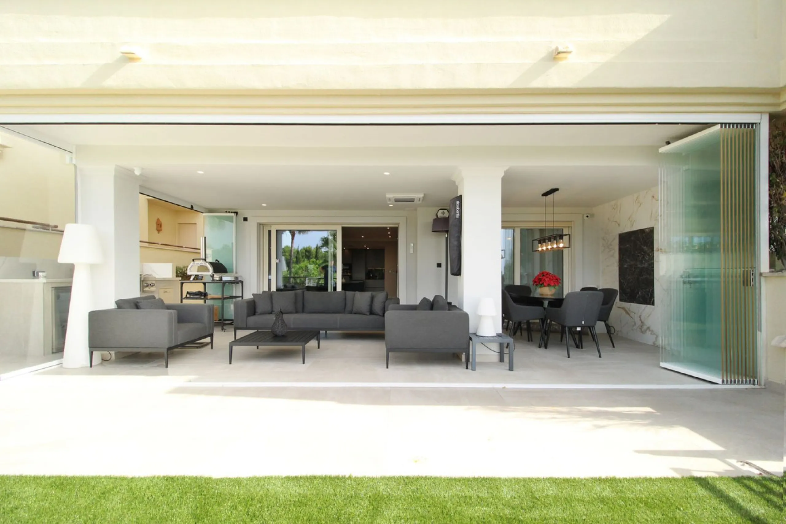 This fully renovated apartment is located in the highly sought-after area of Sierra Blanca/Camoján and enjoys rare, breathtaking views over a pine forest valley that stretches uninterrupted to the blue waters of the Mediterranean.