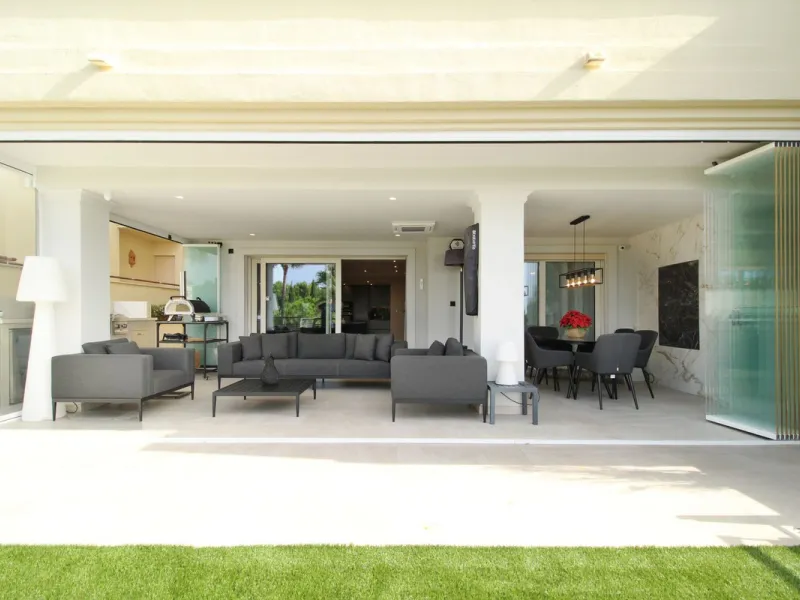 This fully renovated apartment is located in the highly sought-after area of Sierra Blanca/Camoján and enjoys rare, breathtaking views over a pine forest valley that stretches uninterrupted to the blue waters of the Mediterranean.
