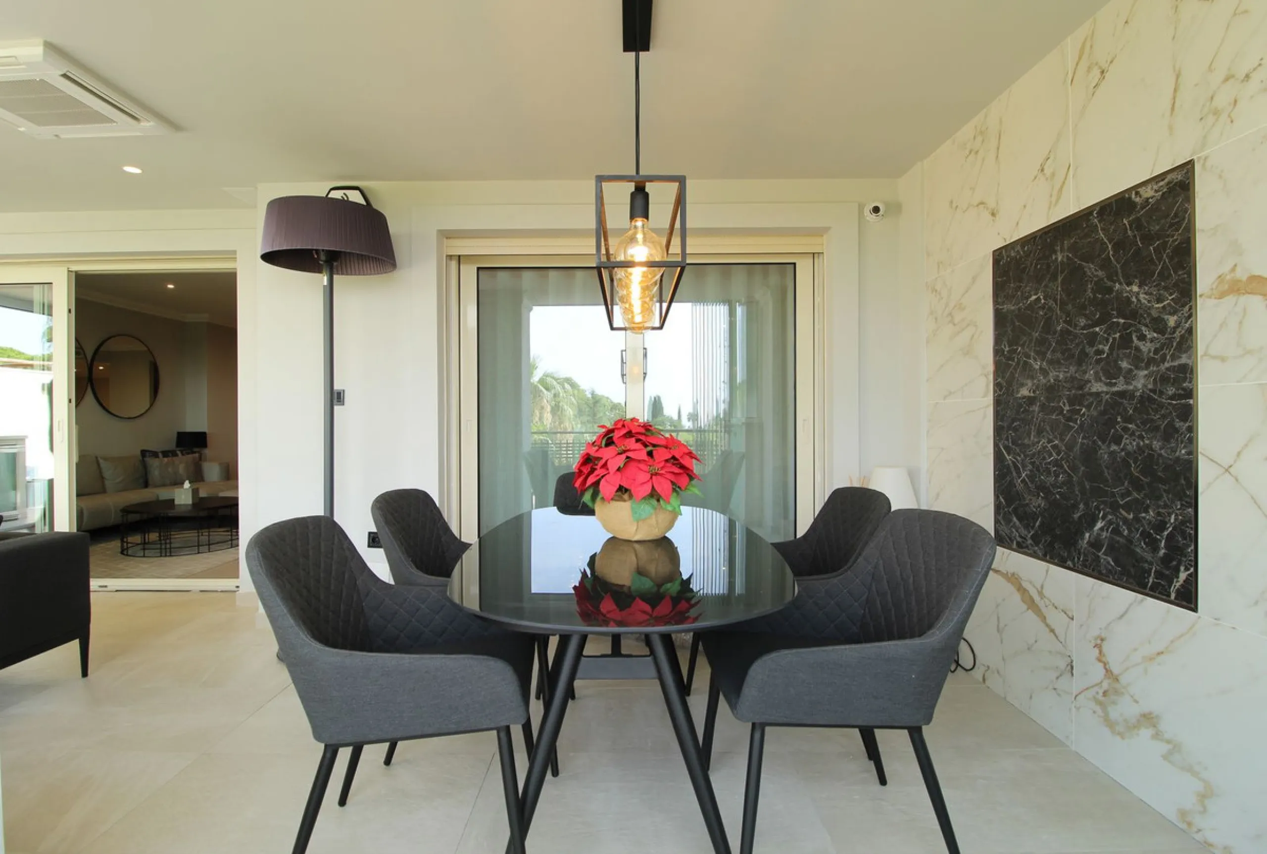 This fully renovated apartment is located in the highly sought-after area of Sierra Blanca/Camoján and enjoys rare, breathtaking views over a pine forest valley that stretches uninterrupted to the blue waters of the Mediterranean.