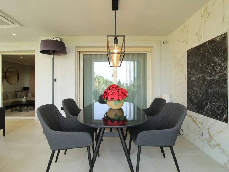 This fully renovated apartment is located in the highly sought-after area of Sierra Blanca/Camoján and enjoys rare, breathtaking views over a pine forest valley that stretches uninterrupted to the blue waters of the Mediterranean.