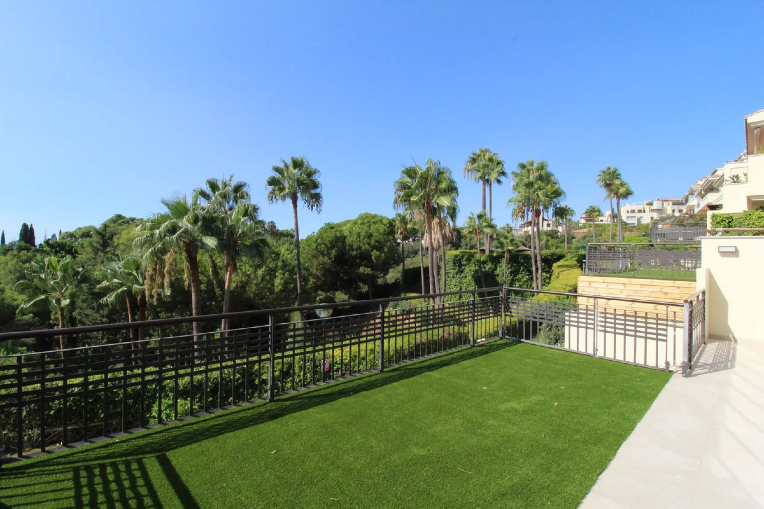 This fully renovated apartment is located in the highly sought-after area of Sierra Blanca/Camoján and enjoys rare, breathtaking views over a pine forest valley that stretches uninterrupted to the blue waters of the Mediterranean.