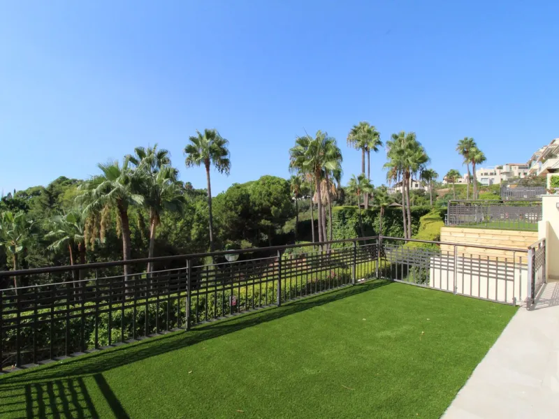 This fully renovated apartment is located in the highly sought-after area of Sierra Blanca/Camoján and enjoys rare, breathtaking views over a pine forest valley that stretches uninterrupted to the blue waters of the Mediterranean.