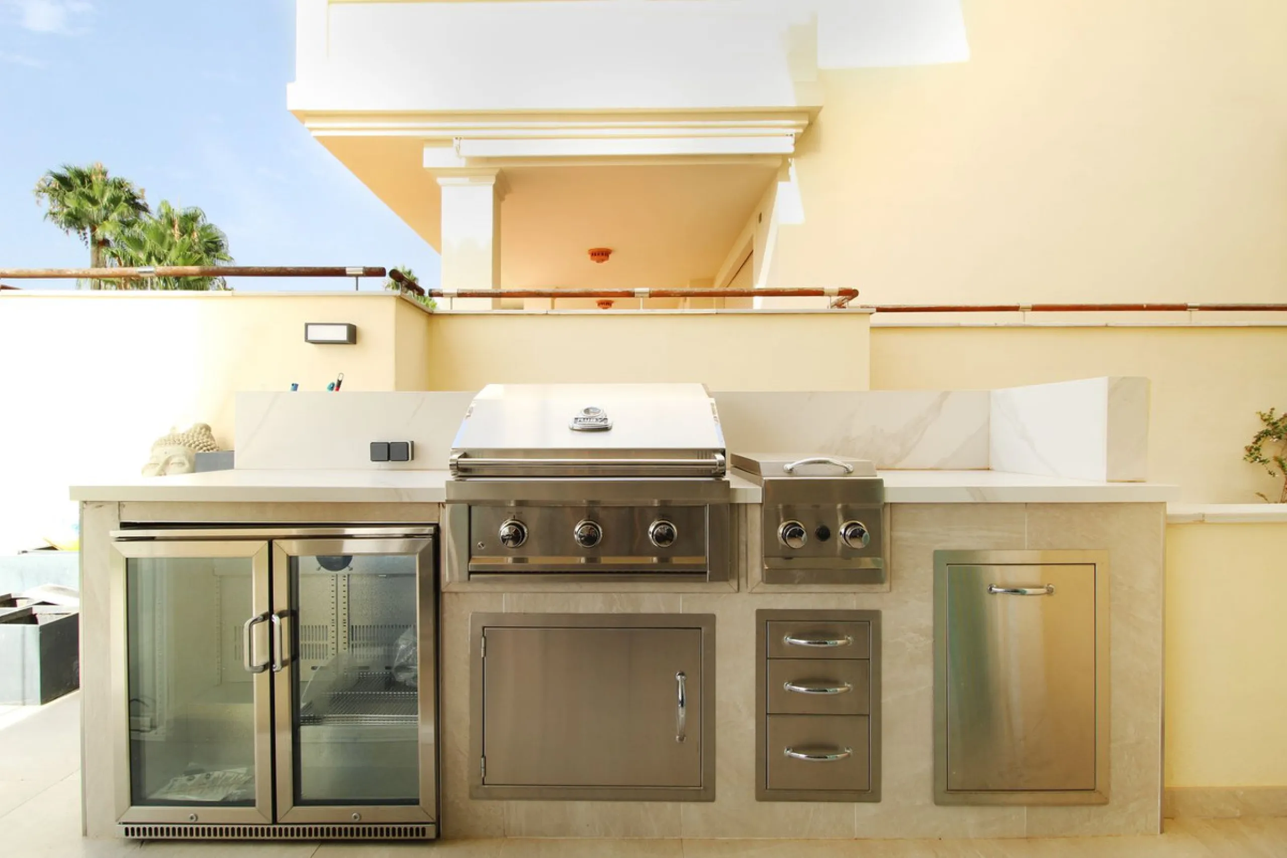 This fully renovated apartment is located in the highly sought-after area of Sierra Blanca/Camoján and enjoys rare, breathtaking views over a pine forest valley that stretches uninterrupted to the blue waters of the Mediterranean.