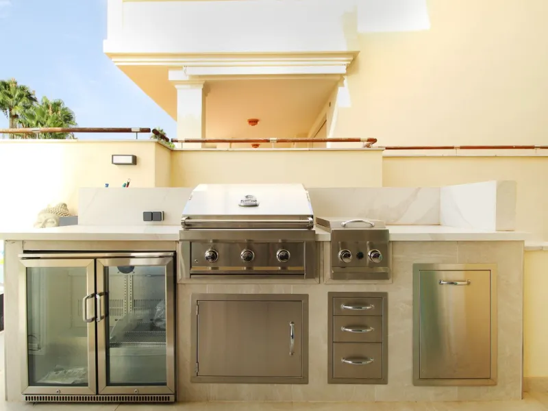 This fully renovated apartment is located in the highly sought-after area of Sierra Blanca/Camoján and enjoys rare, breathtaking views over a pine forest valley that stretches uninterrupted to the blue waters of the Mediterranean.
