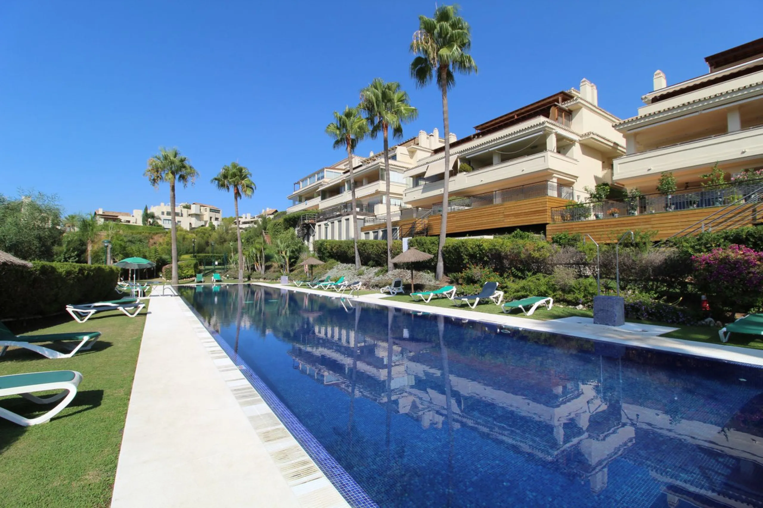 This fully renovated apartment is located in the highly sought-after area of Sierra Blanca/Camoján and enjoys rare, breathtaking views over a pine forest valley that stretches uninterrupted to the blue waters of the Mediterranean.