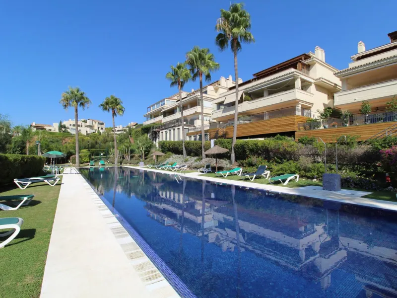This fully renovated apartment is located in the highly sought-after area of Sierra Blanca/Camoján and enjoys rare, breathtaking views over a pine forest valley that stretches uninterrupted to the blue waters of the Mediterranean.
