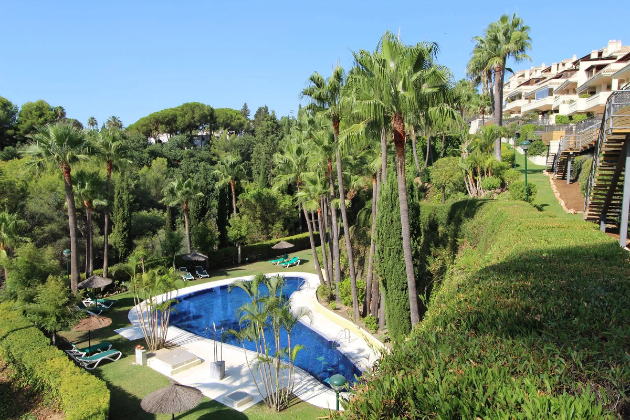 This fully renovated apartment is located in the highly sought-after area of Sierra Blanca/Camoján and enjoys rare, breathtaking views over a pine forest valley that stretches uninterrupted to the blue waters of the Mediterranean.