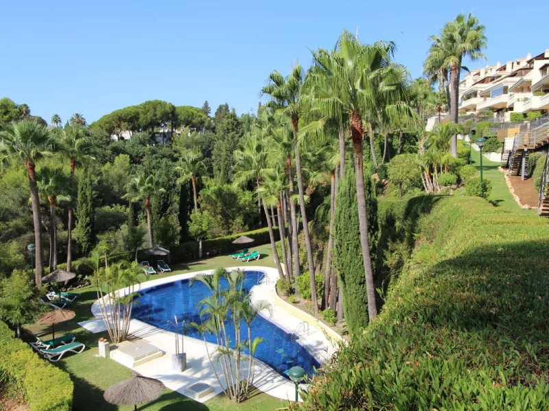This fully renovated apartment is located in the highly sought-after area of Sierra Blanca/Camoján and enjoys rare, breathtaking views over a pine forest valley that stretches uninterrupted to the blue waters of the Mediterranean.