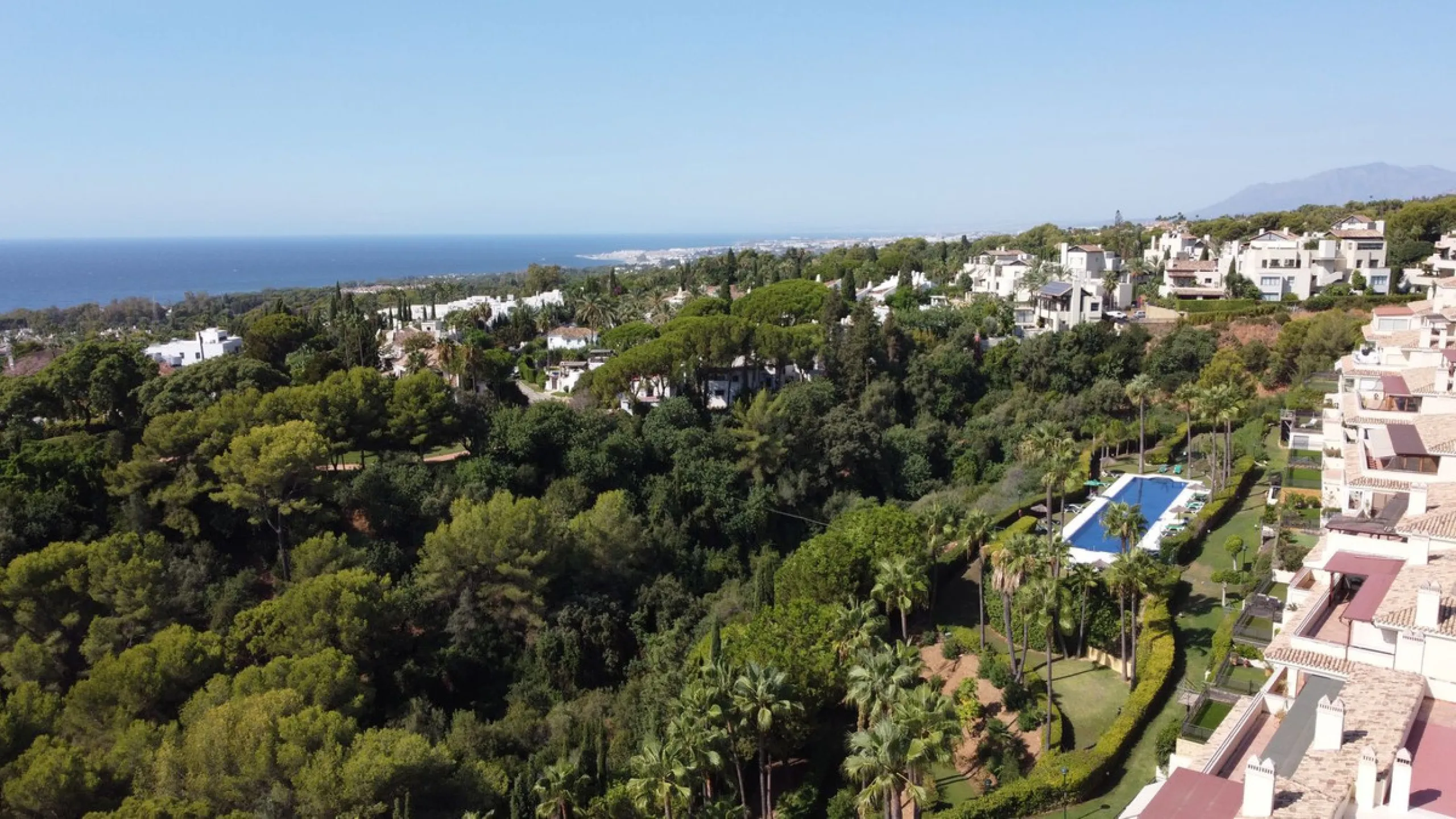 This fully renovated apartment is located in the highly sought-after area of Sierra Blanca/Camoján and enjoys rare, breathtaking views over a pine forest valley that stretches uninterrupted to the blue waters of the Mediterranean.