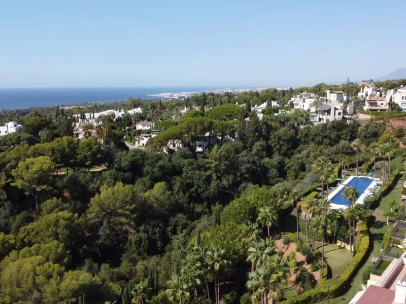 This fully renovated apartment is located in the highly sought-after area of Sierra Blanca/Camoján and enjoys rare, breathtaking views over a pine forest valley that stretches uninterrupted to the blue waters of the Mediterranean.