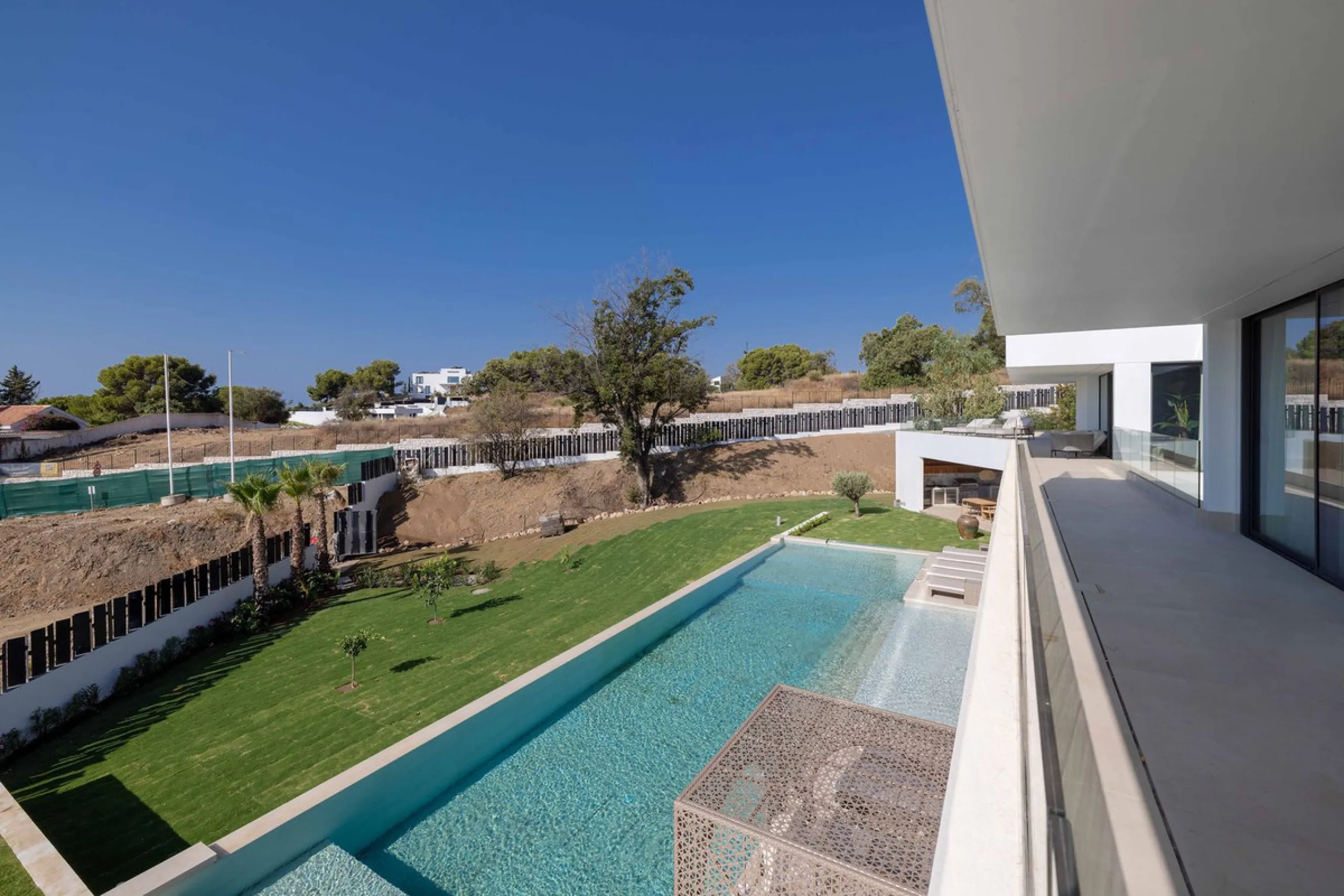 This spectacular detached villa, located in the exclusive area of Benalmádena Costa, is an architectural gem that combines luxury, comfort, and design in a privileged setting. With an impressive interior built area of 954.53 m², an exterior built area of 