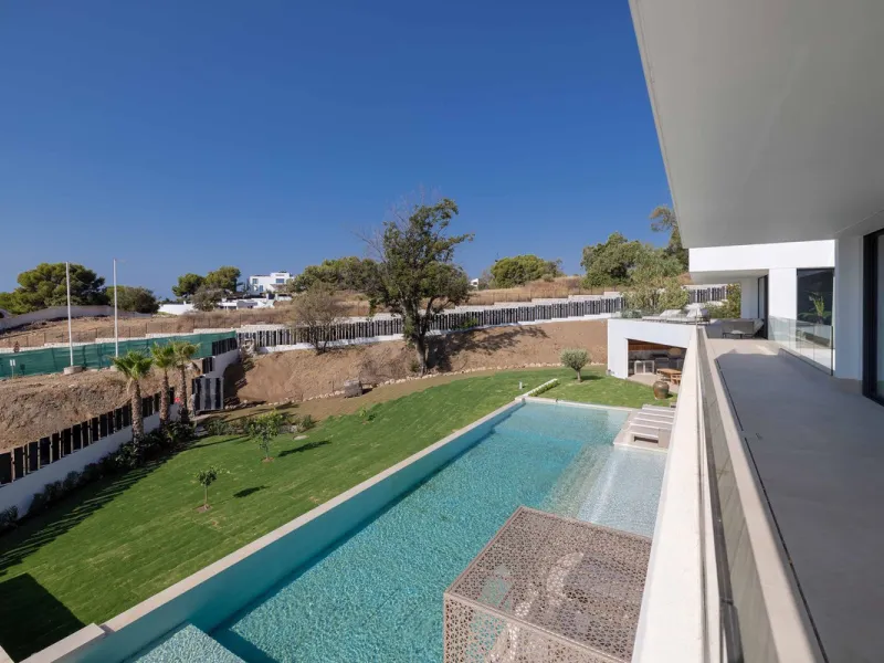 This spectacular detached villa, located in the exclusive area of Benalmádena Costa, is an architectural gem that combines luxury, comfort, and design in a privileged setting. With an impressive interior built area of 954.53 m², an exterior built area of 
