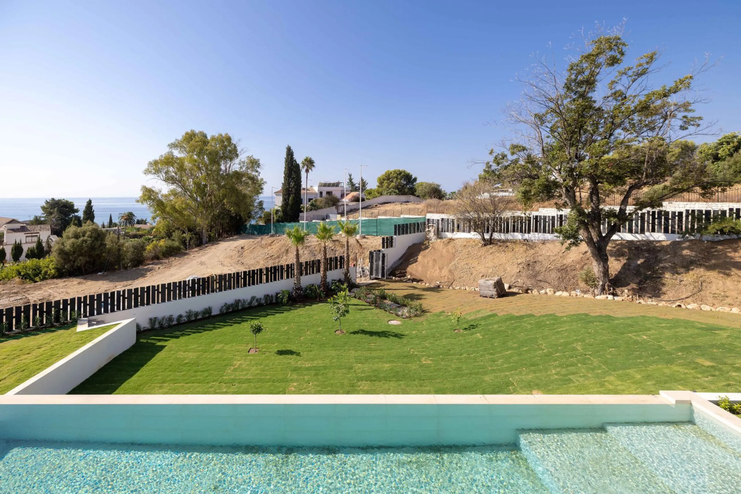 This spectacular detached villa, located in the exclusive area of Benalmádena Costa, is an architectural gem that combines luxury, comfort, and design in a privileged setting. With an impressive interior built area of 954.53 m², an exterior built area of 