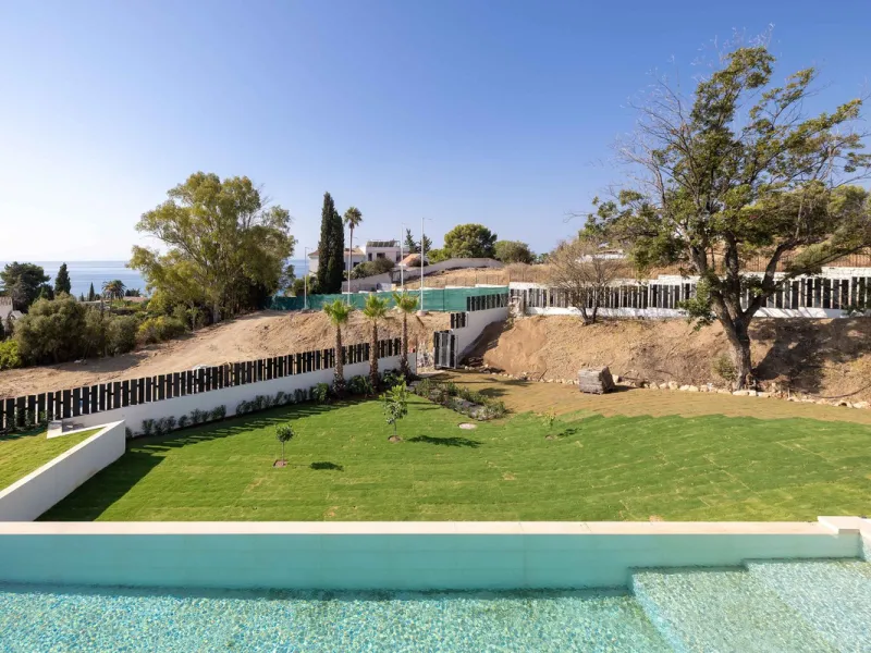This spectacular detached villa, located in the exclusive area of Benalmádena Costa, is an architectural gem that combines luxury, comfort, and design in a privileged setting. With an impressive interior built area of 954.53 m², an exterior built area of 