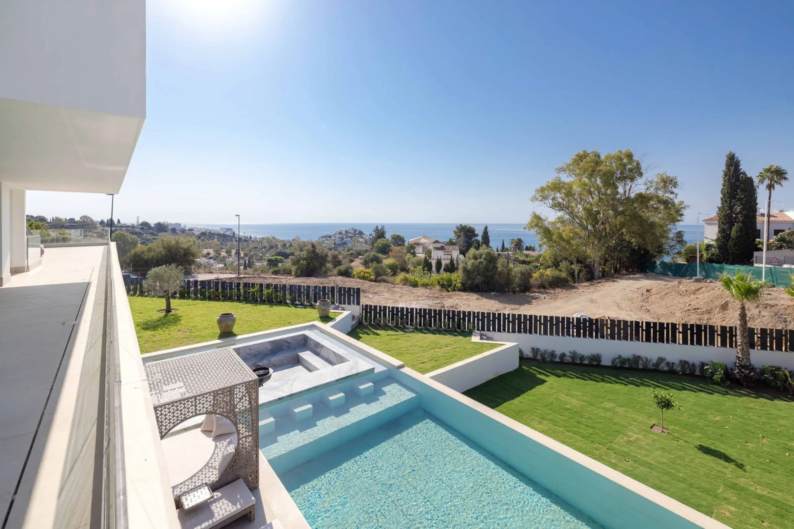 This spectacular detached villa, located in the exclusive area of Benalmádena Costa, is an architectural gem that combines luxury, comfort, and design in a privileged setting. With an impressive interior built area of 954.53 m², an exterior built area of 