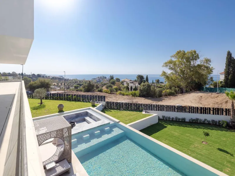 This spectacular detached villa, located in the exclusive area of Benalmádena Costa, is an architectural gem that combines luxury, comfort, and design in a privileged setting. With an impressive interior built area of 954.53 m², an exterior built area of 