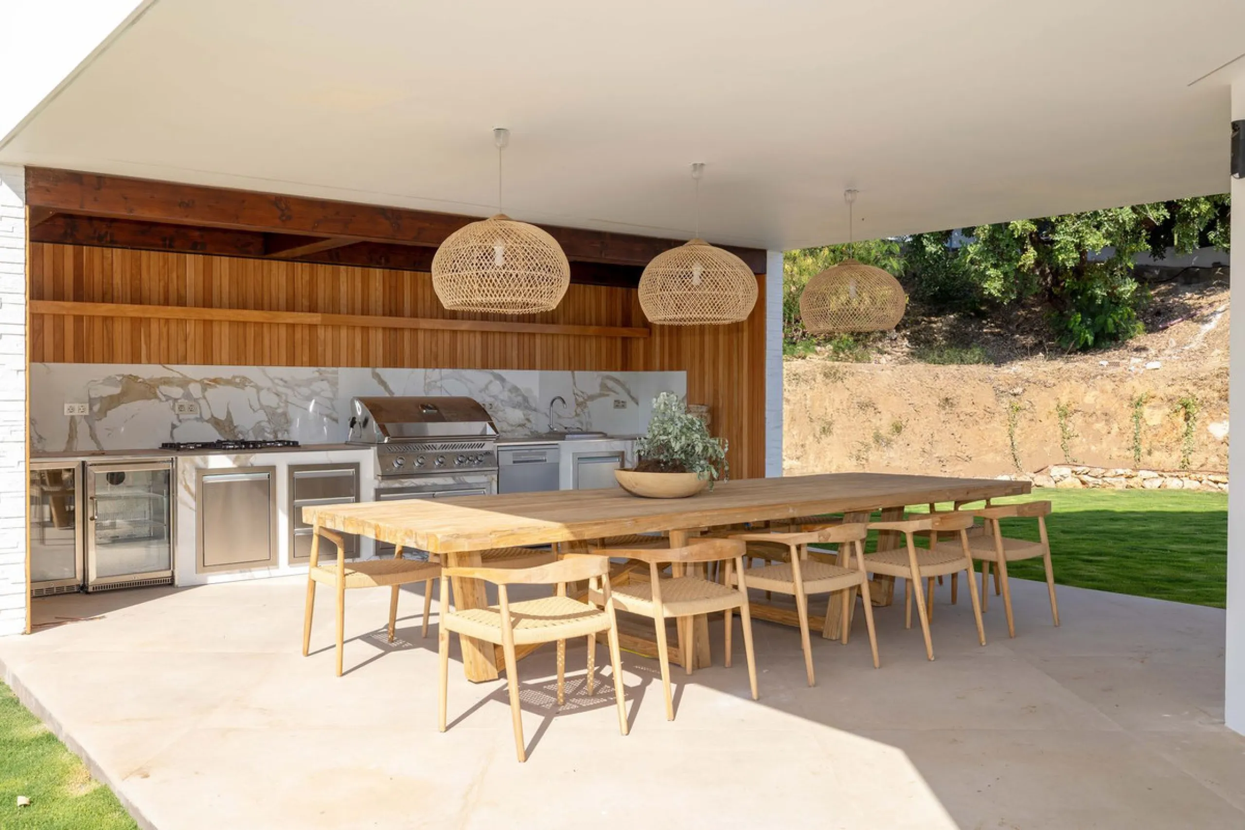 This spectacular detached villa, located in the exclusive area of Benalmádena Costa, is an architectural gem that combines luxury, comfort, and design in a privileged setting. With an impressive interior built area of 954.53 m², an exterior built area of 