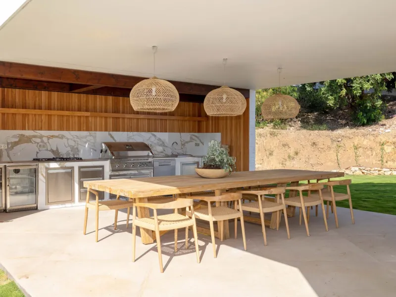 This spectacular detached villa, located in the exclusive area of Benalmádena Costa, is an architectural gem that combines luxury, comfort, and design in a privileged setting. With an impressive interior built area of 954.53 m², an exterior built area of 