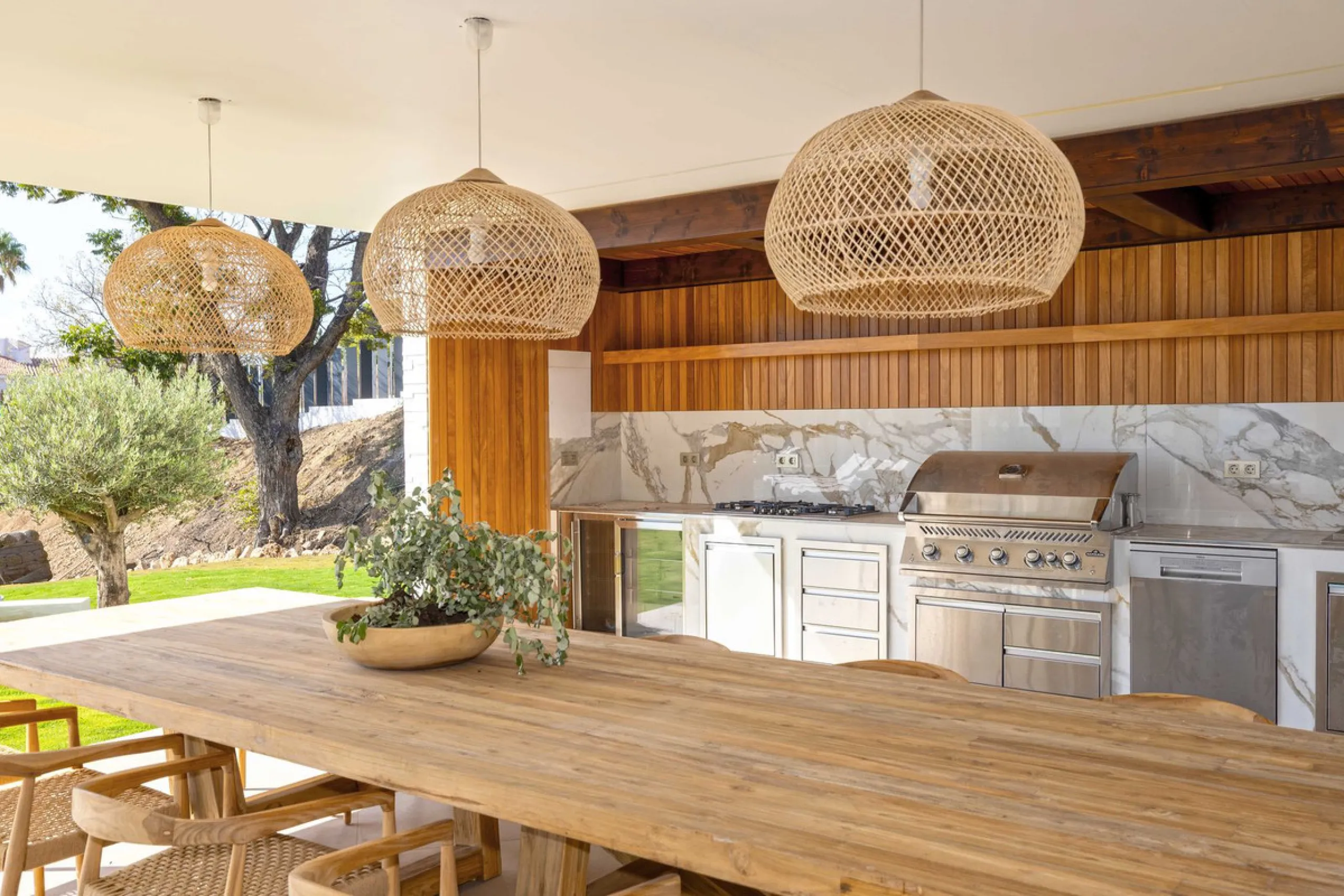 This spectacular detached villa, located in the exclusive area of Benalmádena Costa, is an architectural gem that combines luxury, comfort, and design in a privileged setting. With an impressive interior built area of 954.53 m², an exterior built area of 
