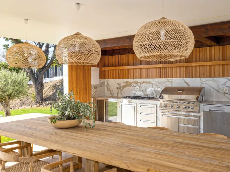 This spectacular detached villa, located in the exclusive area of Benalmádena Costa, is an architectural gem that combines luxury, comfort, and design in a privileged setting. With an impressive interior built area of 954.53 m², an exterior built area of 