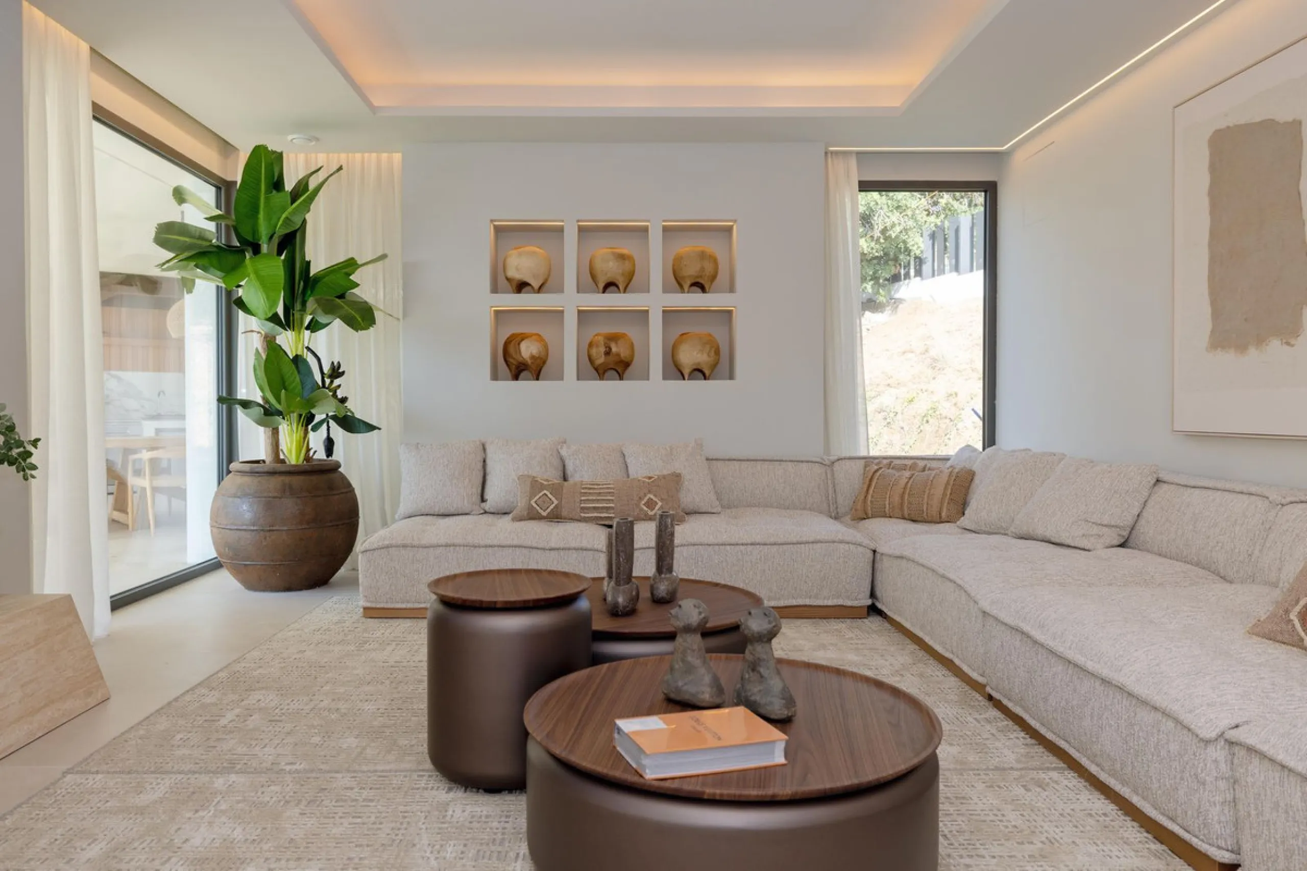 This spectacular detached villa, located in the exclusive area of Benalmádena Costa, is an architectural gem that combines luxury, comfort, and design in a privileged setting. With an impressive interior built area of 954.53 m², an exterior built area of 