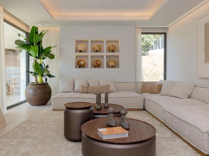 This spectacular detached villa, located in the exclusive area of Benalmádena Costa, is an architectural gem that combines luxury, comfort, and design in a privileged setting. With an impressive interior built area of 954.53 m², an exterior built area of 