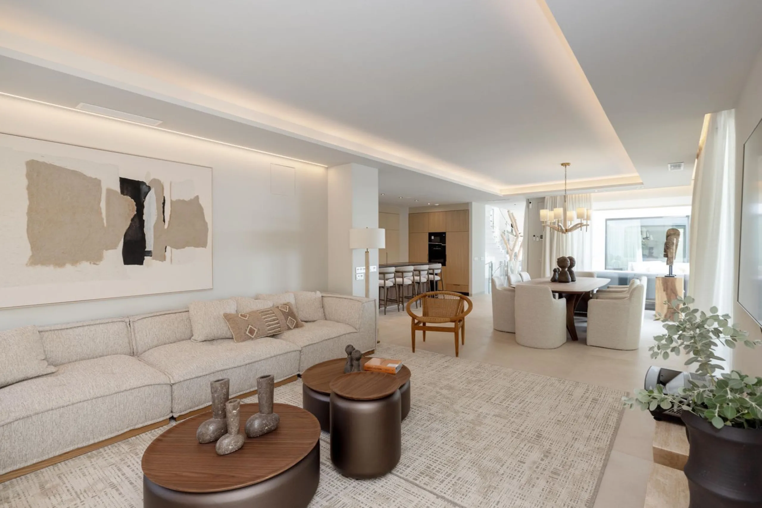 This spectacular detached villa, located in the exclusive area of Benalmádena Costa, is an architectural gem that combines luxury, comfort, and design in a privileged setting. With an impressive interior built area of 954.53 m², an exterior built area of 