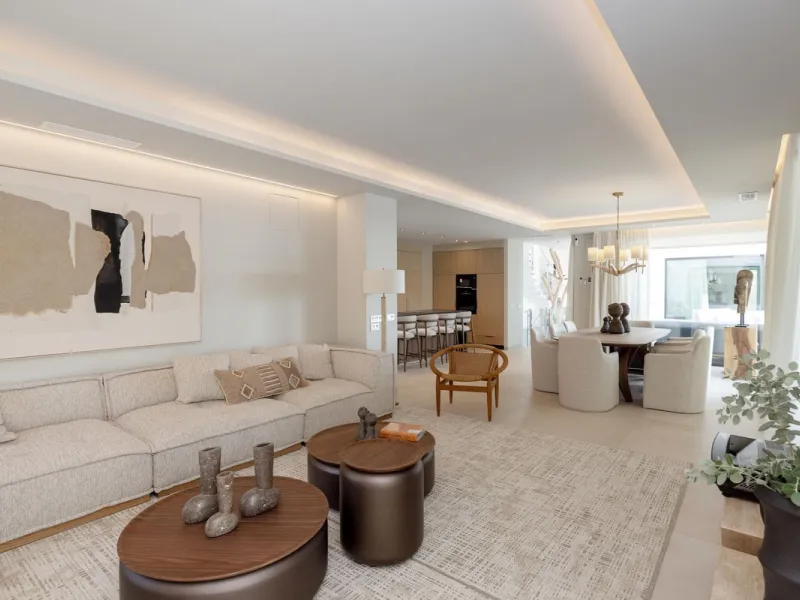This spectacular detached villa, located in the exclusive area of Benalmádena Costa, is an architectural gem that combines luxury, comfort, and design in a privileged setting. With an impressive interior built area of 954.53 m², an exterior built area of 
