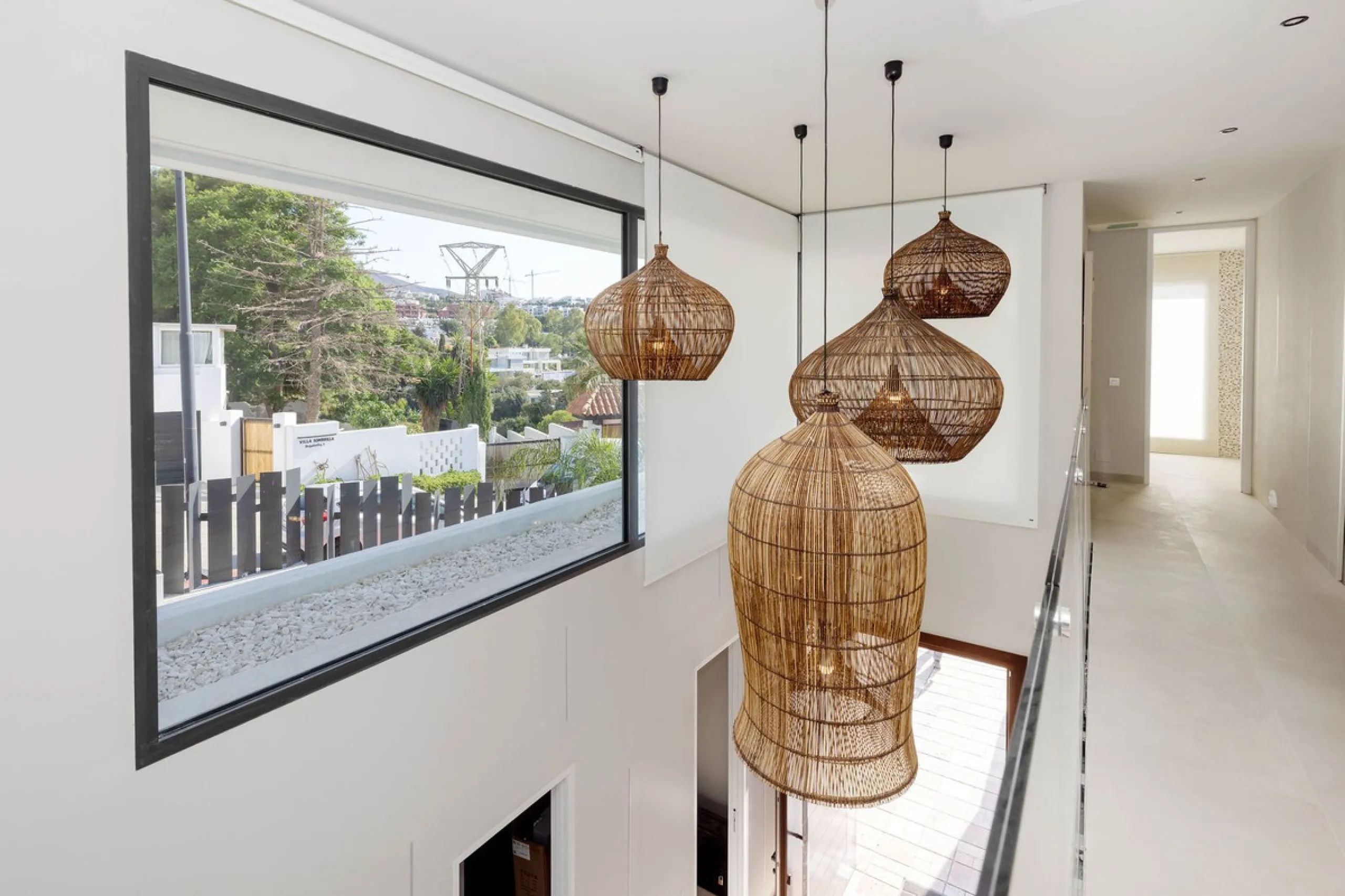 This spectacular detached villa, located in the exclusive area of Benalmádena Costa, is an architectural gem that combines luxury, comfort, and design in a privileged setting. With an impressive interior built area of 954.53 m², an exterior built area of 