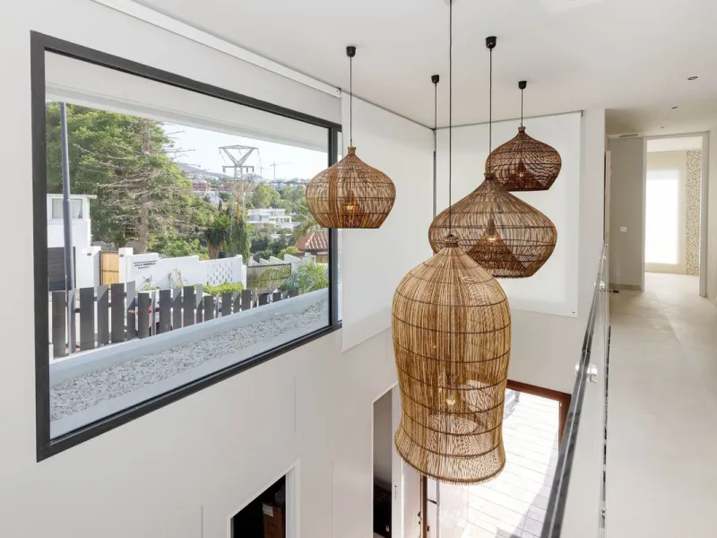 This spectacular detached villa, located in the exclusive area of Benalmádena Costa, is an architectural gem that combines luxury, comfort, and design in a privileged setting. With an impressive interior built area of 954.53 m², an exterior built area of 