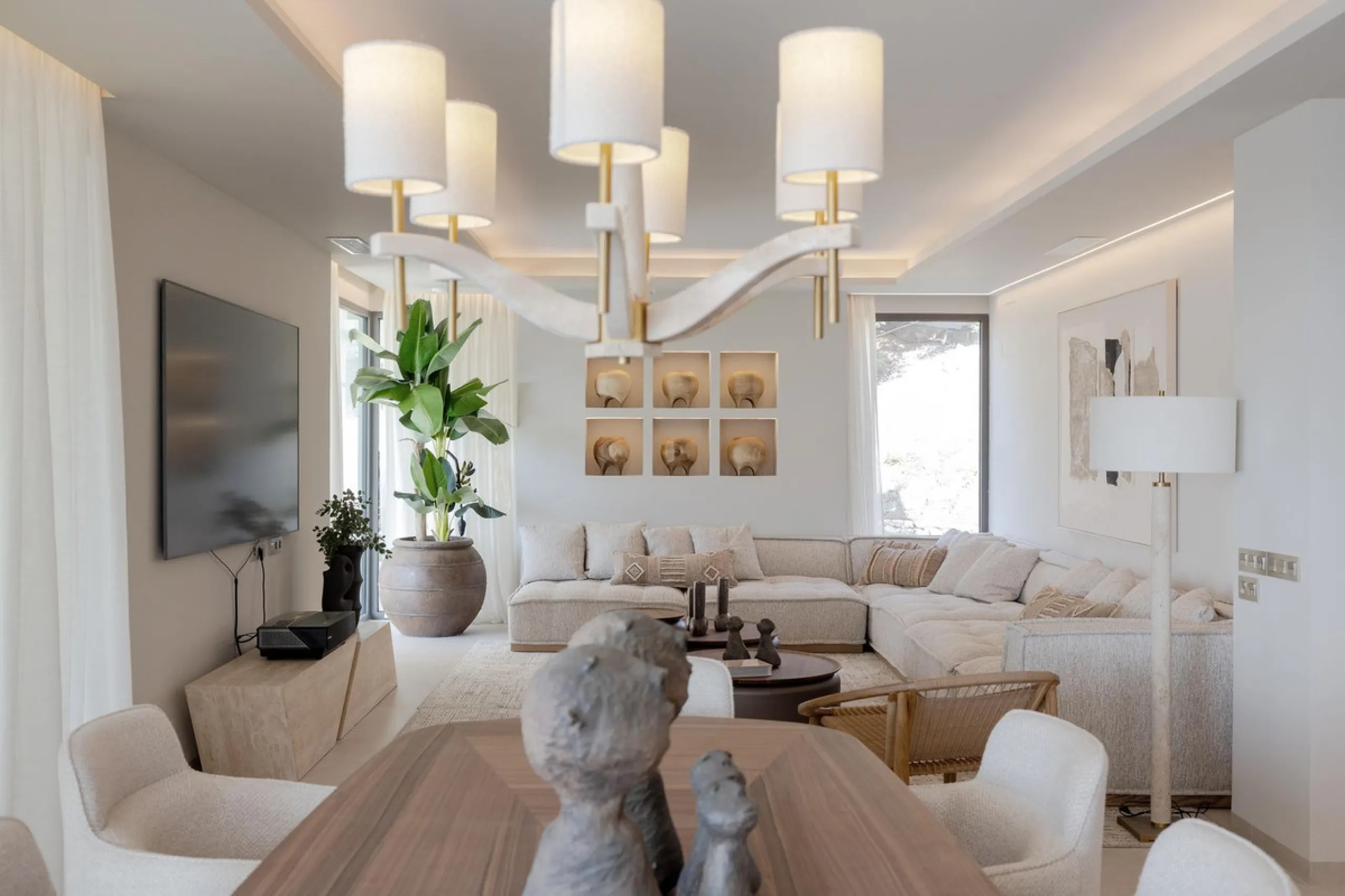 This spectacular detached villa, located in the exclusive area of Benalmádena Costa, is an architectural gem that combines luxury, comfort, and design in a privileged setting. With an impressive interior built area of 954.53 m², an exterior built area of 