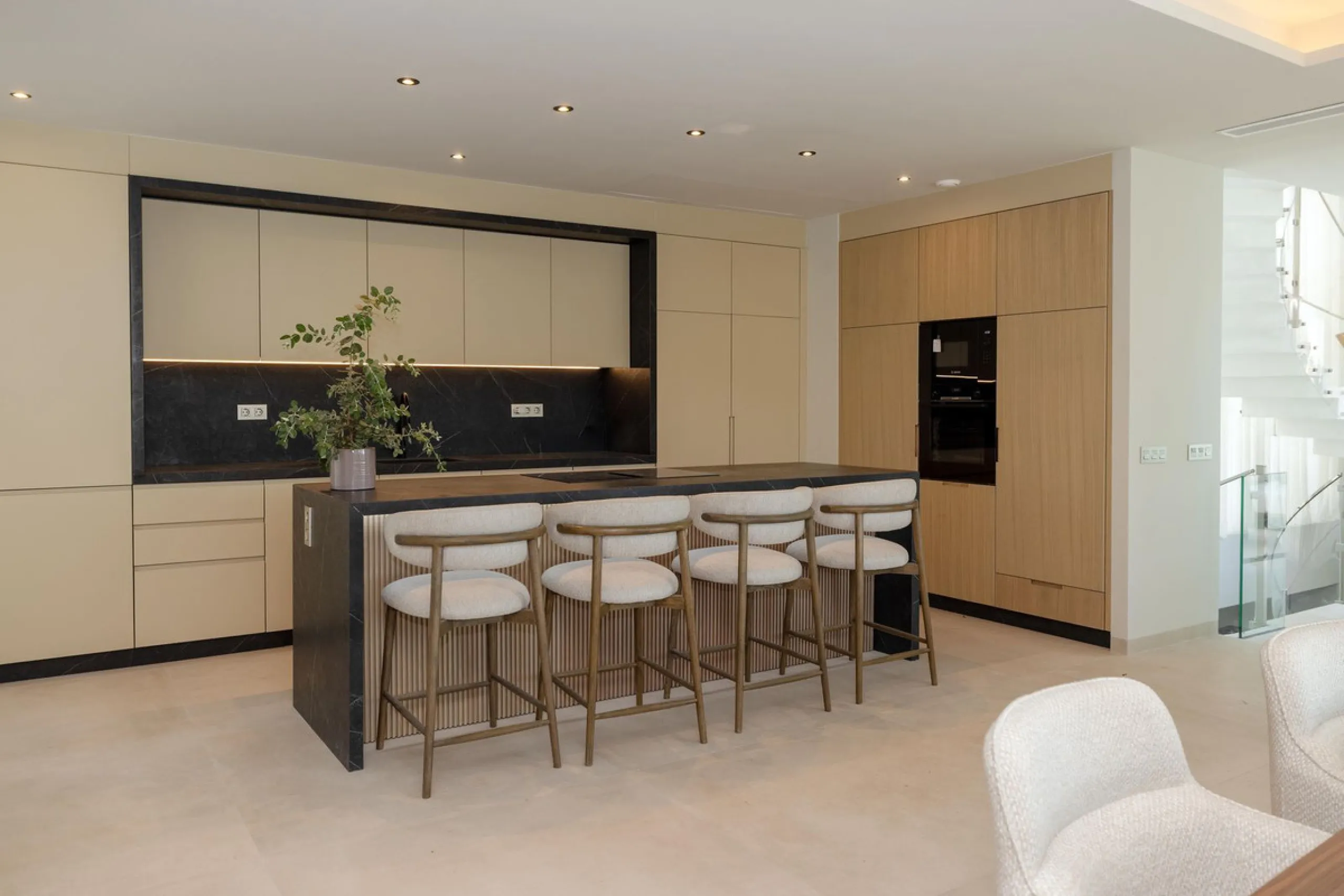 This spectacular detached villa, located in the exclusive area of Benalmádena Costa, is an architectural gem that combines luxury, comfort, and design in a privileged setting. With an impressive interior built area of 954.53 m², an exterior built area of 