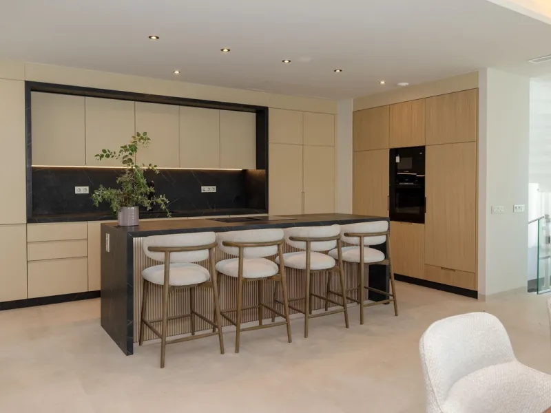 This spectacular detached villa, located in the exclusive area of Benalmádena Costa, is an architectural gem that combines luxury, comfort, and design in a privileged setting. With an impressive interior built area of 954.53 m², an exterior built area of 