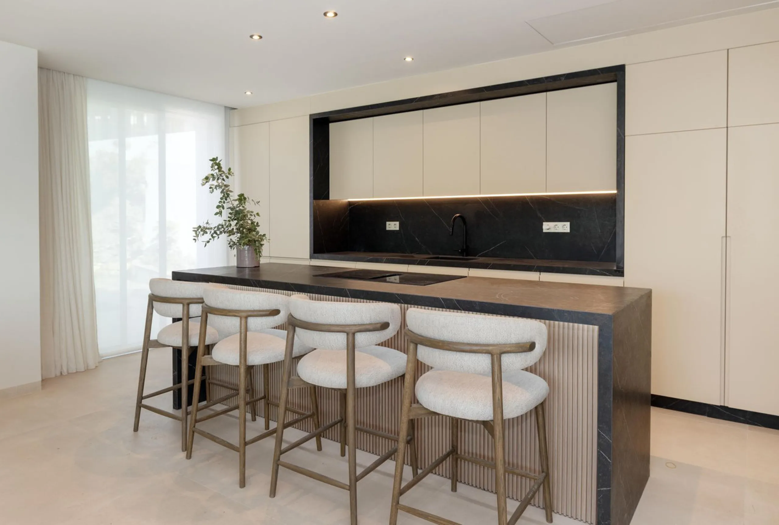 This spectacular detached villa, located in the exclusive area of Benalmádena Costa, is an architectural gem that combines luxury, comfort, and design in a privileged setting. With an impressive interior built area of 954.53 m², an exterior built area of 