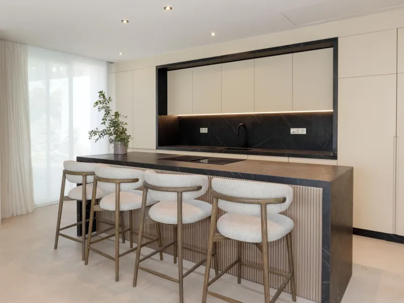 This spectacular detached villa, located in the exclusive area of Benalmádena Costa, is an architectural gem that combines luxury, comfort, and design in a privileged setting. With an impressive interior built area of 954.53 m², an exterior built area of 