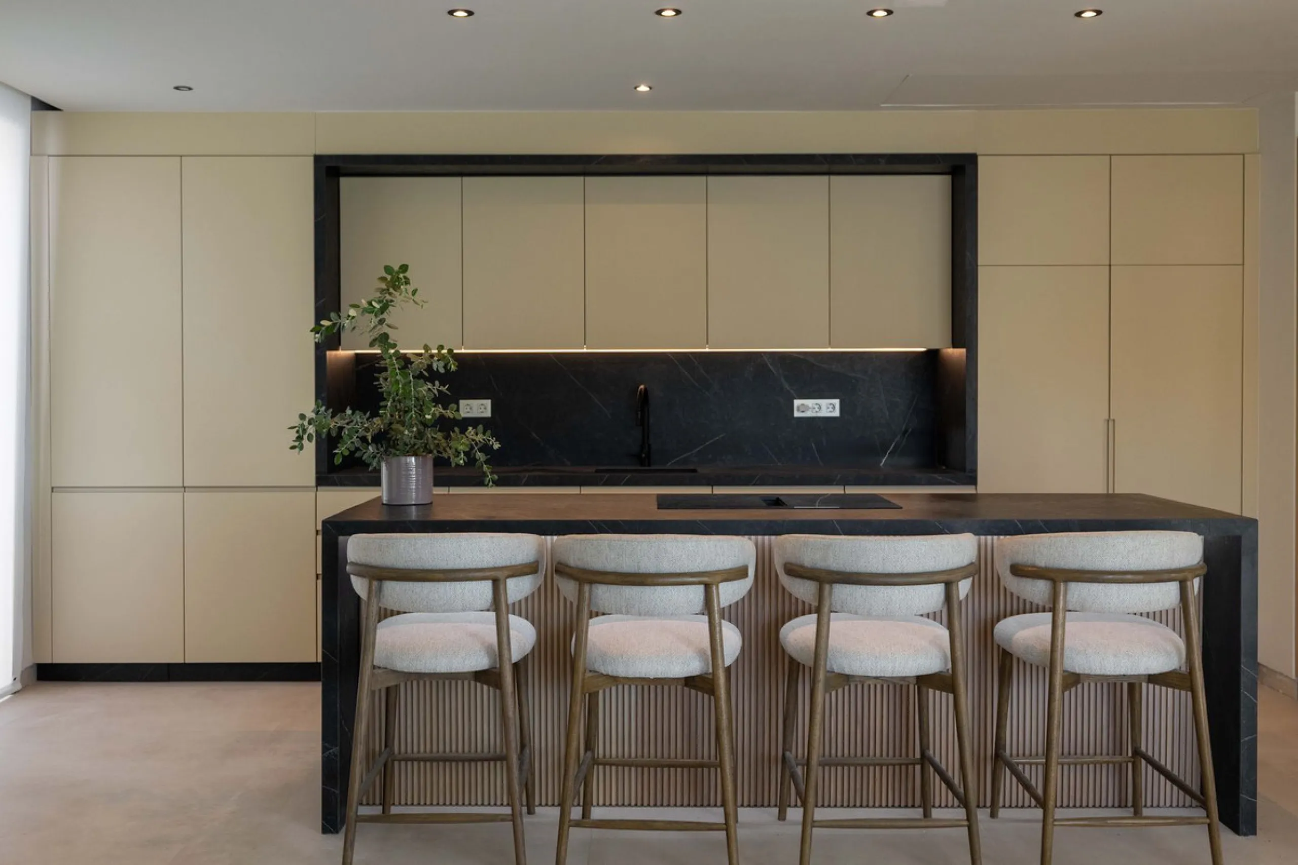 This spectacular detached villa, located in the exclusive area of Benalmádena Costa, is an architectural gem that combines luxury, comfort, and design in a privileged setting. With an impressive interior built area of 954.53 m², an exterior built area of 
