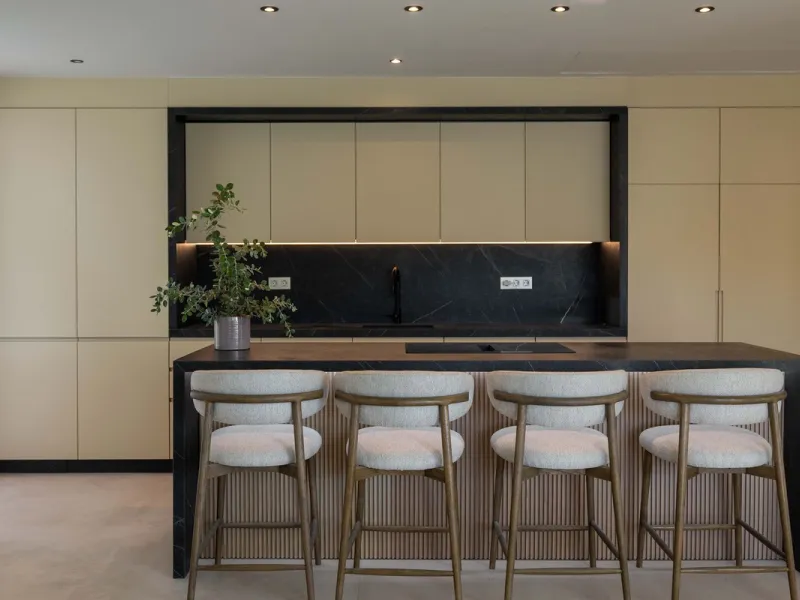 This spectacular detached villa, located in the exclusive area of Benalmádena Costa, is an architectural gem that combines luxury, comfort, and design in a privileged setting. With an impressive interior built area of 954.53 m², an exterior built area of 