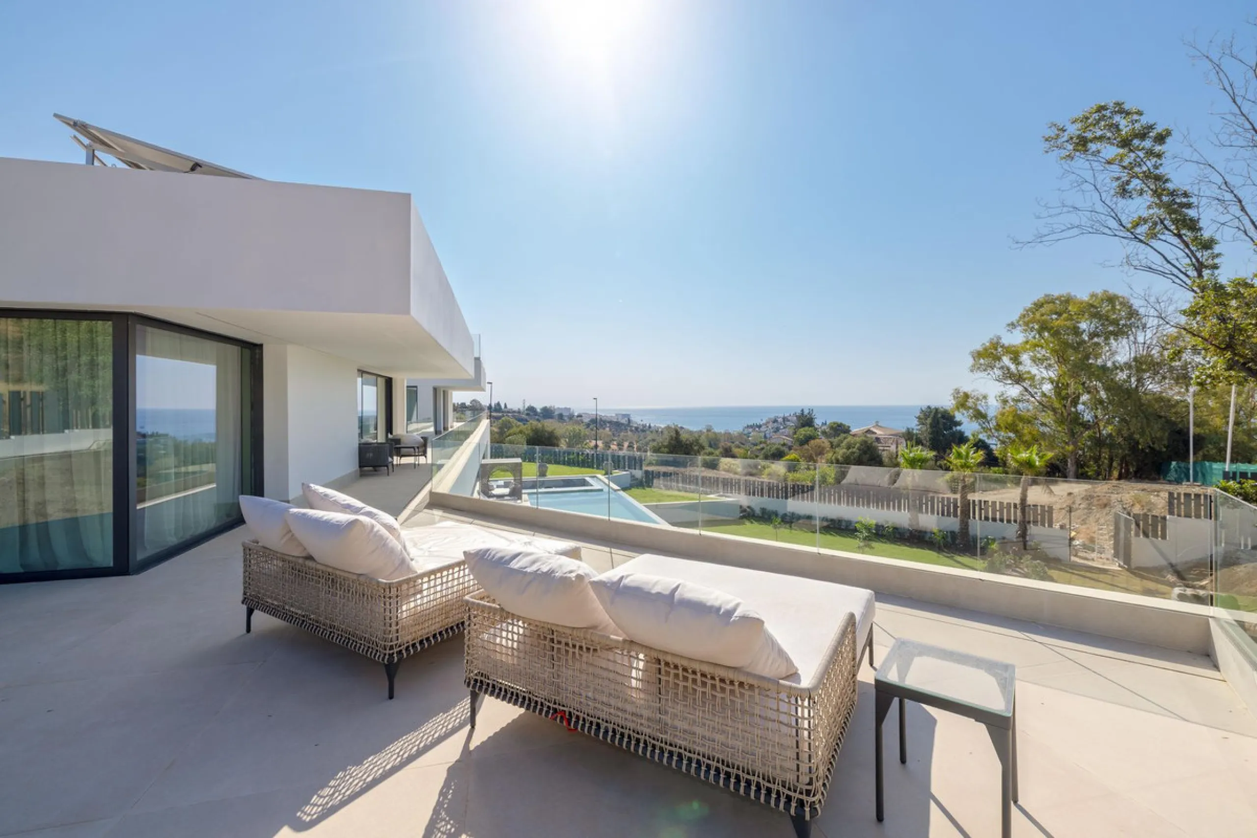 This spectacular detached villa, located in the exclusive area of Benalmádena Costa, is an architectural gem that combines luxury, comfort, and design in a privileged setting. With an impressive interior built area of 954.53 m², an exterior built area of 