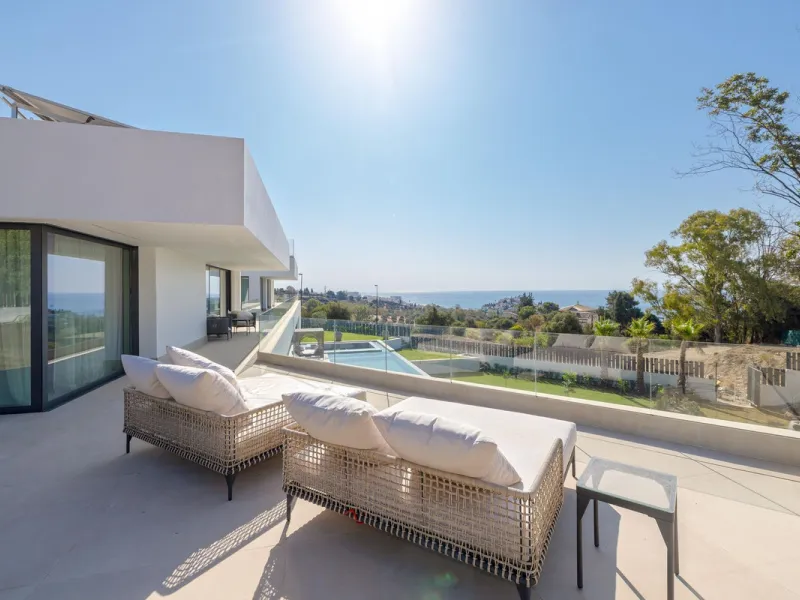 This spectacular detached villa, located in the exclusive area of Benalmádena Costa, is an architectural gem that combines luxury, comfort, and design in a privileged setting. With an impressive interior built area of 954.53 m², an exterior built area of 
