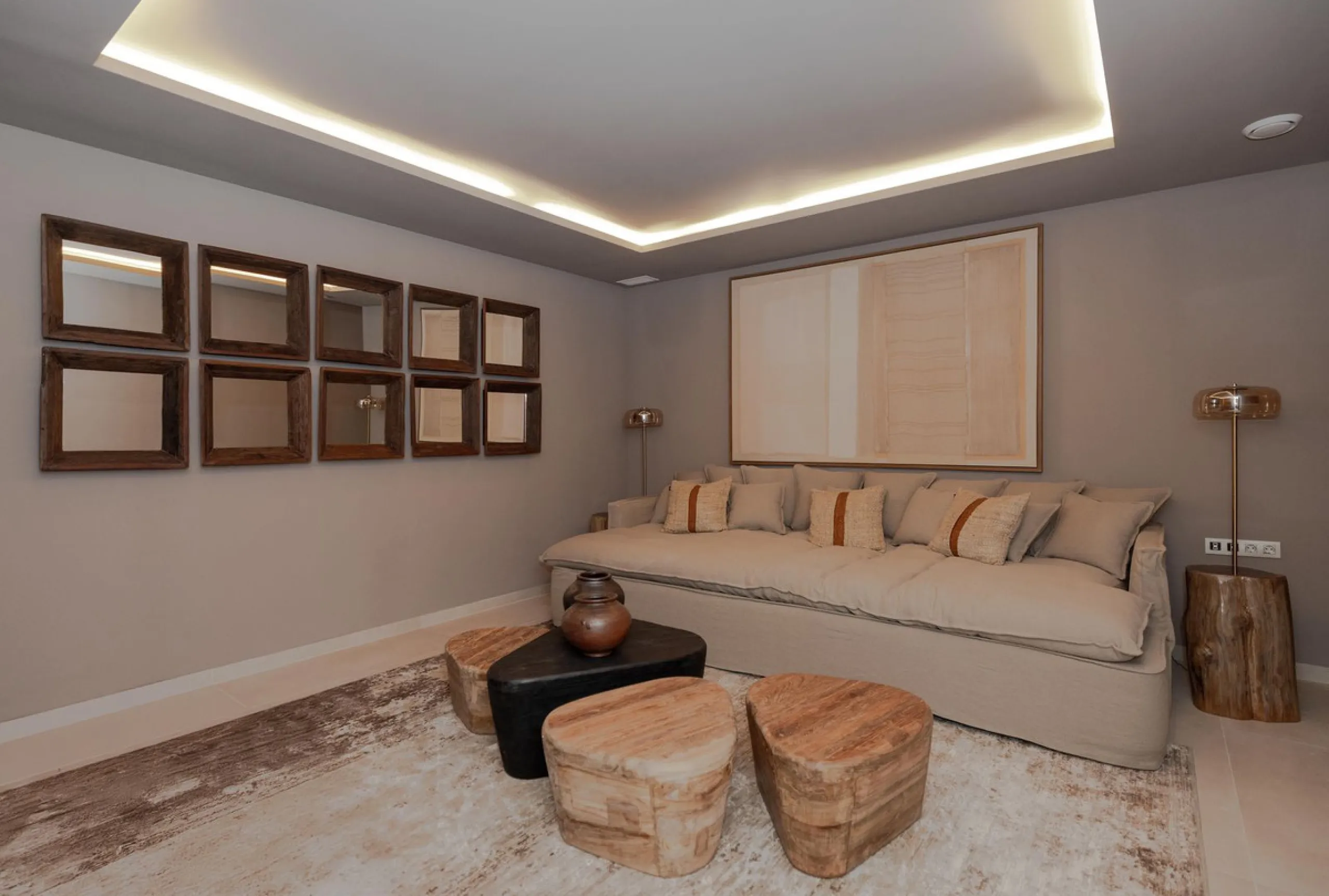 This spectacular detached villa, located in the exclusive area of Benalmádena Costa, is an architectural gem that combines luxury, comfort, and design in a privileged setting. With an impressive interior built area of 954.53 m², an exterior built area of 