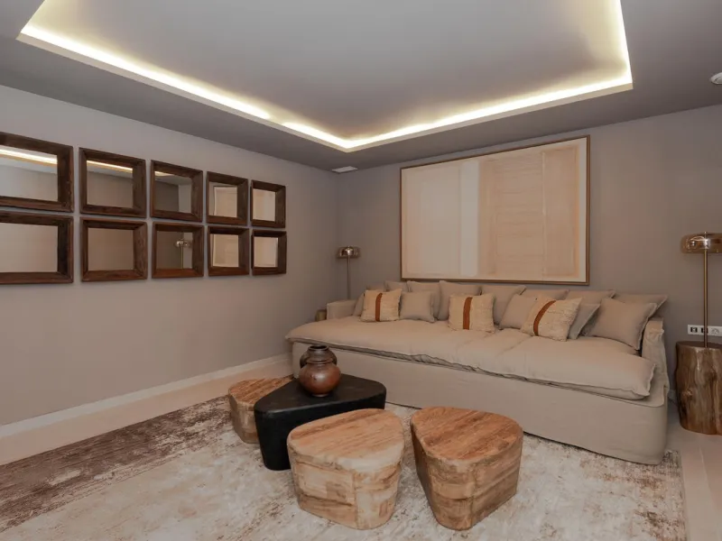 This spectacular detached villa, located in the exclusive area of Benalmádena Costa, is an architectural gem that combines luxury, comfort, and design in a privileged setting. With an impressive interior built area of 954.53 m², an exterior built area of 