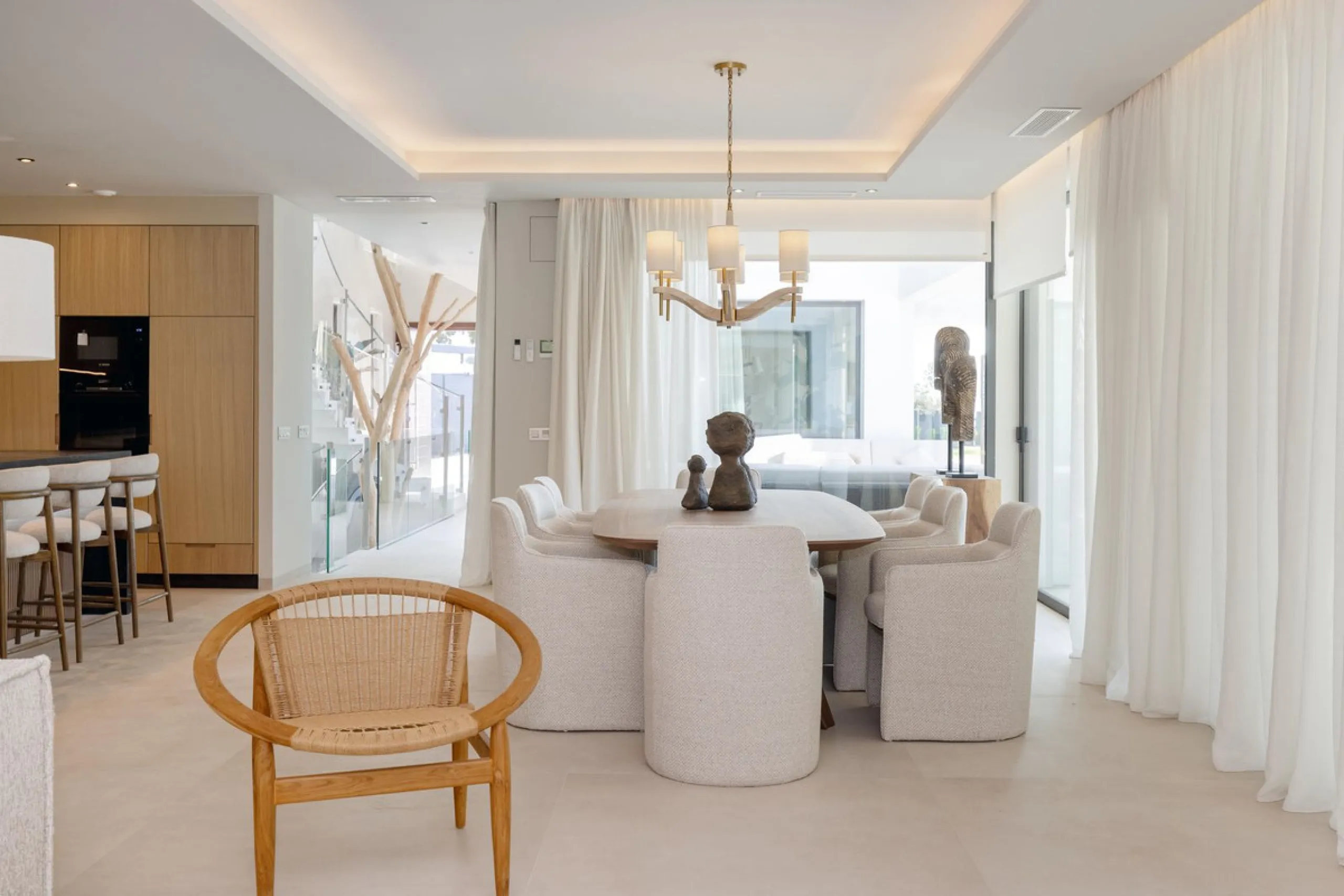 This spectacular detached villa, located in the exclusive area of Benalmádena Costa, is an architectural gem that combines luxury, comfort, and design in a privileged setting. With an impressive interior built area of 954.53 m², an exterior built area of 