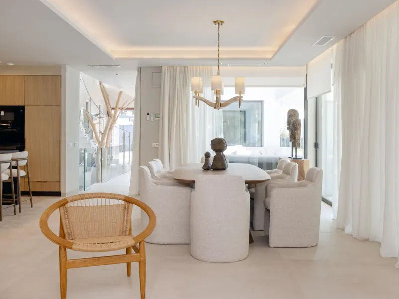 This spectacular detached villa, located in the exclusive area of Benalmádena Costa, is an architectural gem that combines luxury, comfort, and design in a privileged setting. With an impressive interior built area of 954.53 m², an exterior built area of 