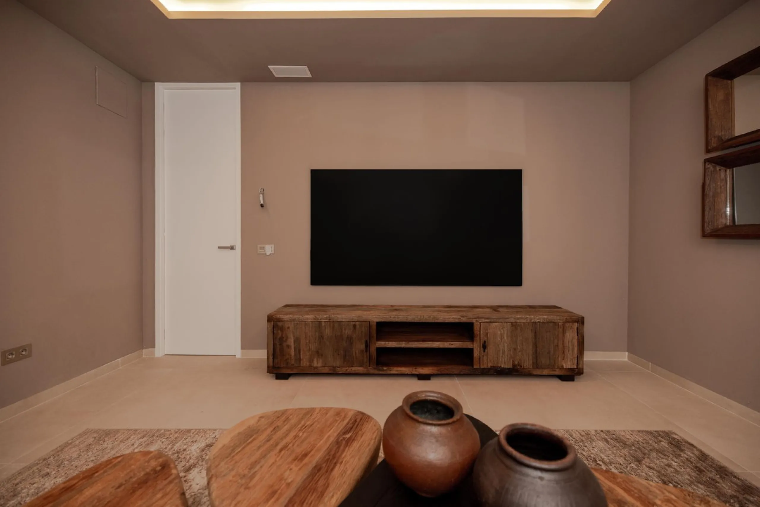 This spectacular detached villa, located in the exclusive area of Benalmádena Costa, is an architectural gem that combines luxury, comfort, and design in a privileged setting. With an impressive interior built area of 954.53 m², an exterior built area of 