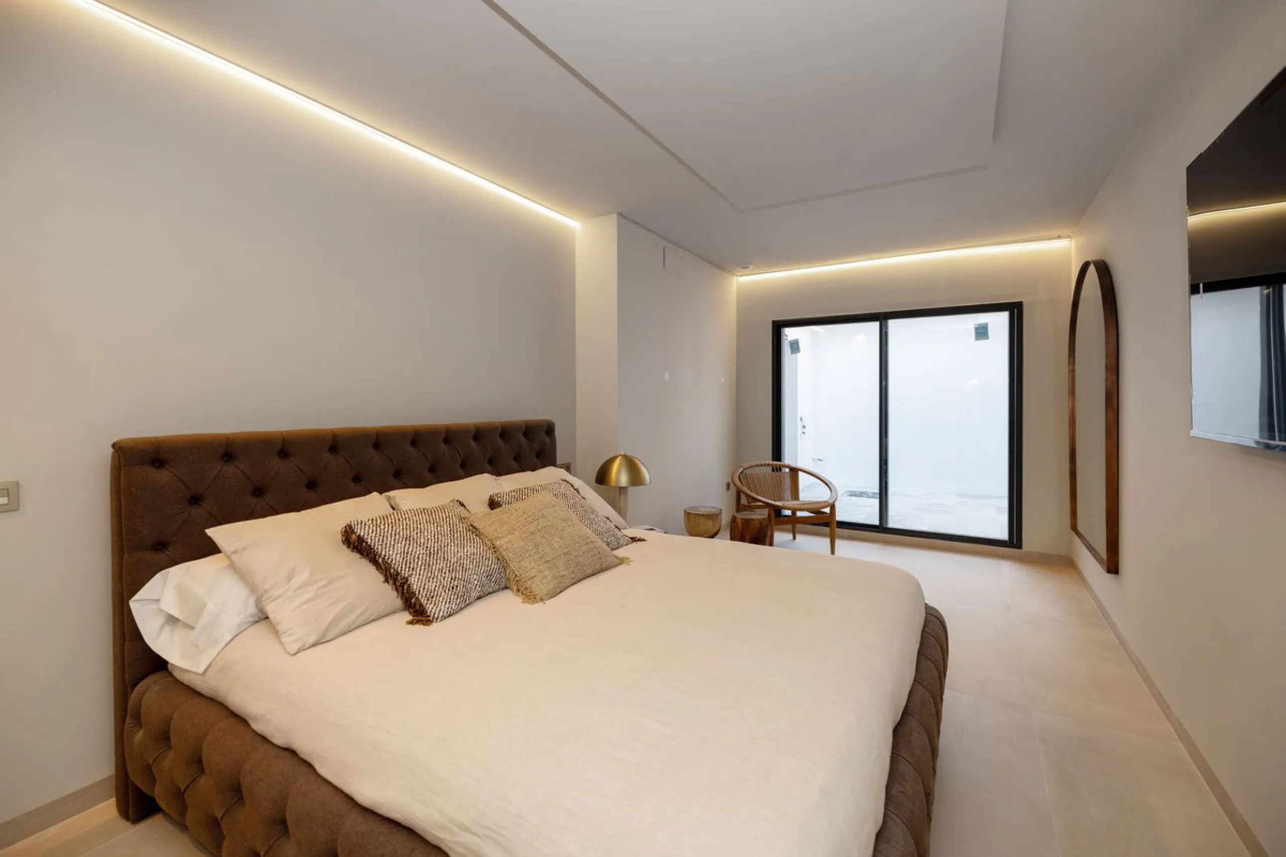 This spectacular detached villa, located in the exclusive area of Benalmádena Costa, is an architectural gem that combines luxury, comfort, and design in a privileged setting. With an impressive interior built area of 954.53 m², an exterior built area of 